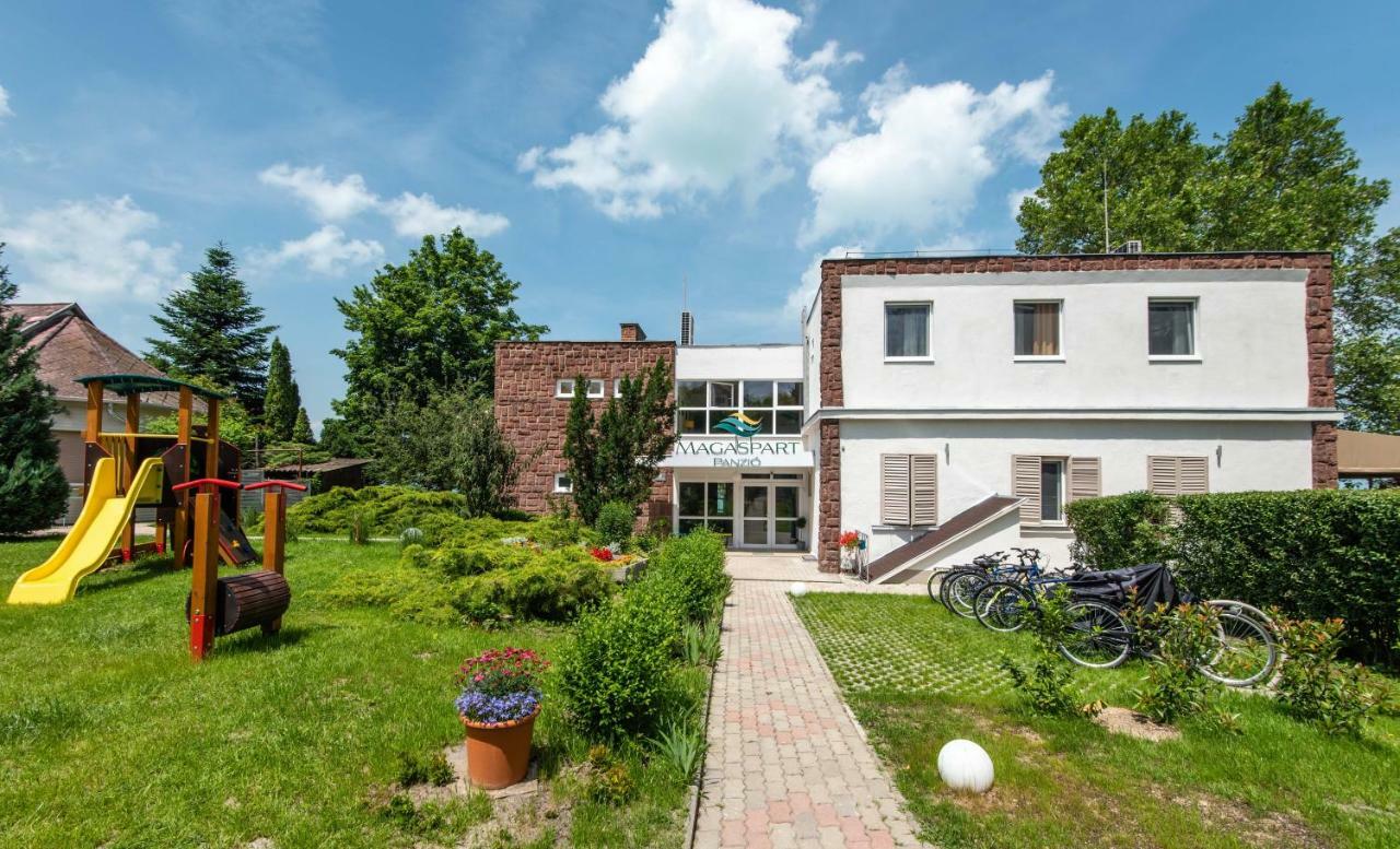 Magaspart Panzio Balatonföldvár Extérieur photo